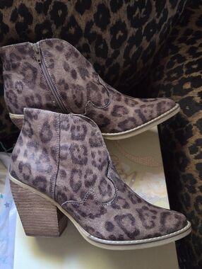 Leopard Print Women's Ankle Booties - Brown- Very G size 8